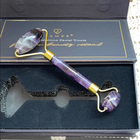 ESMEE Amethyst Facial Roller in Amethyst Stone and Gold - Picture 4 of 4